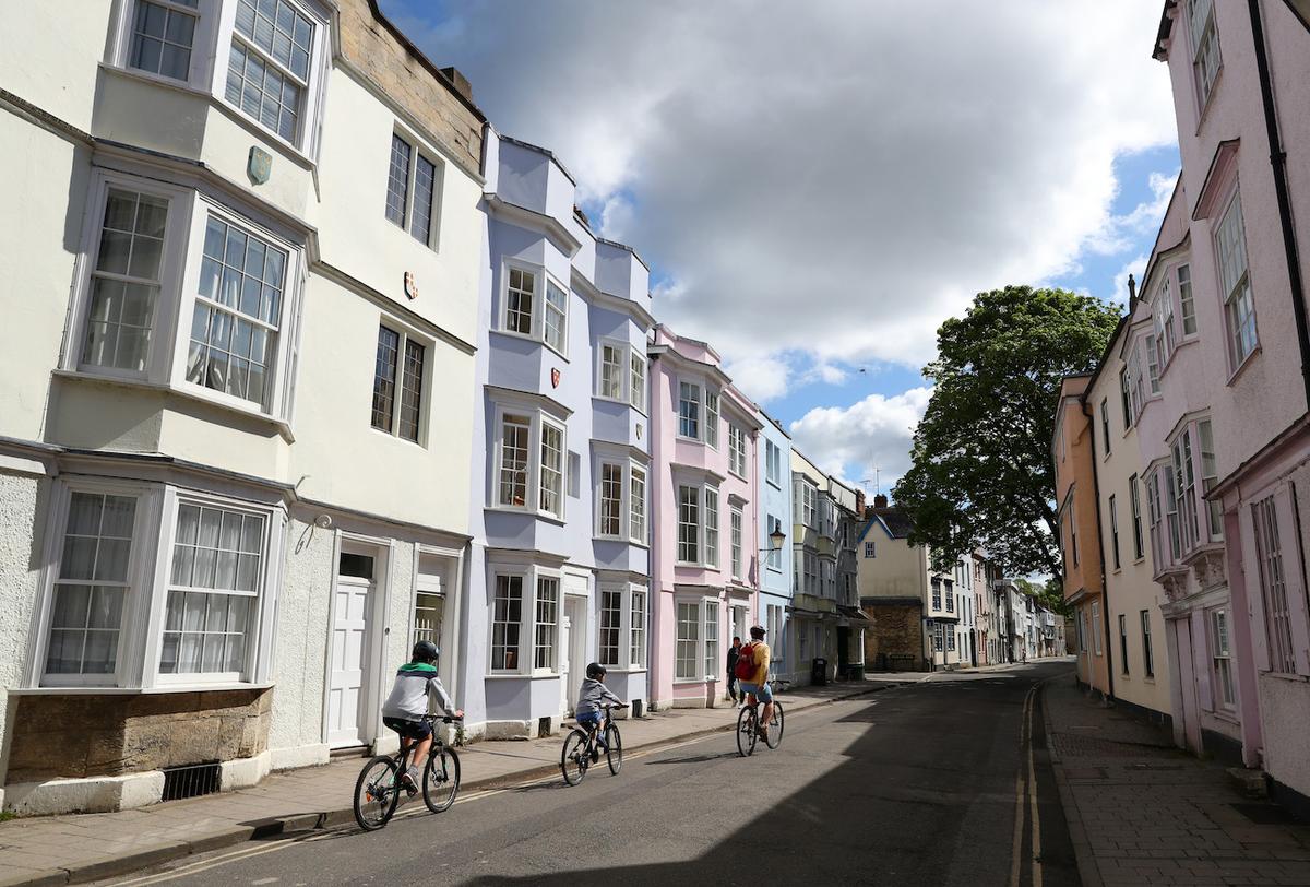 5 Arrested After Large-Scale Protest Against 15-Minute Cities in Oxford, England