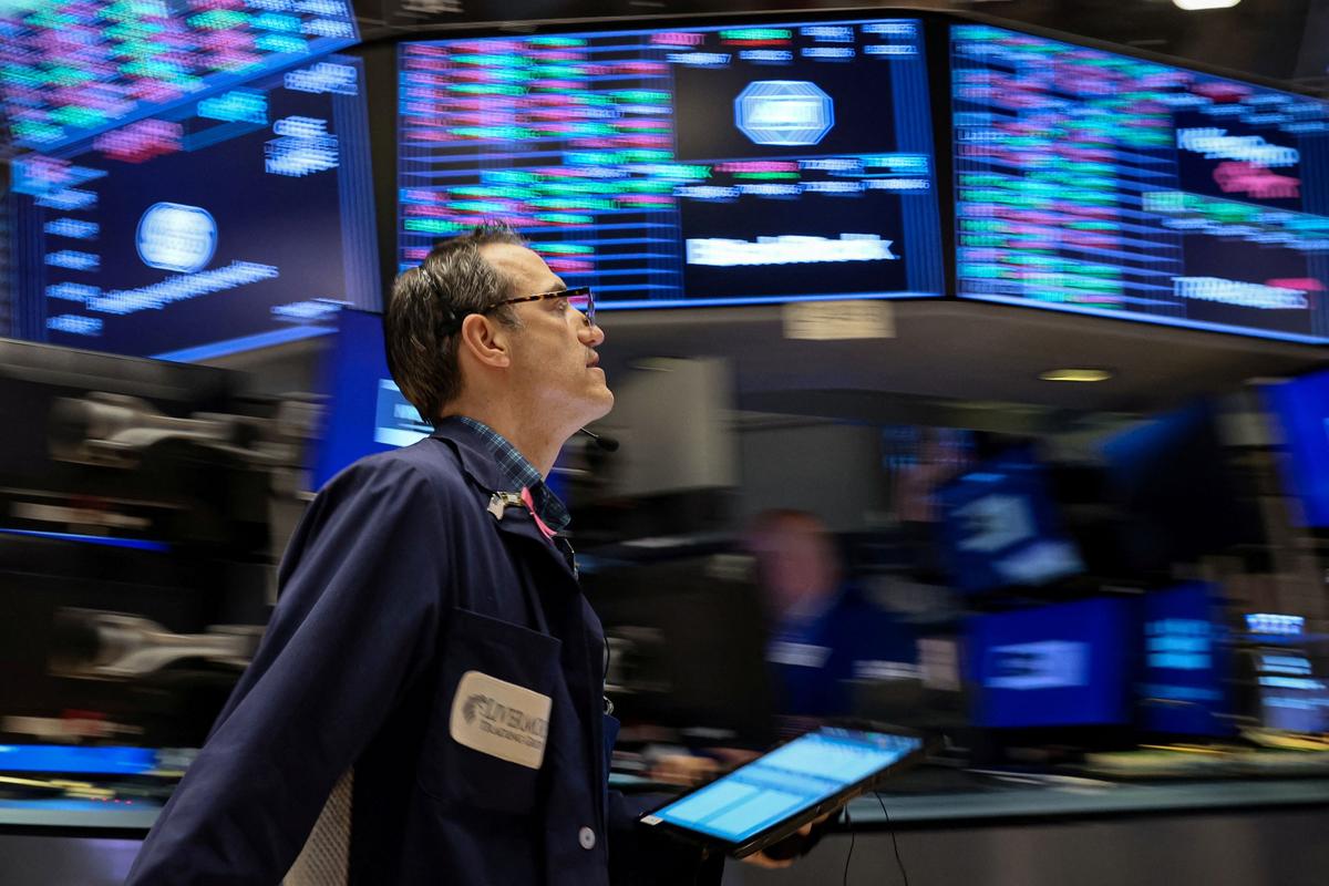 Wall Street Slides at Open as Walmart, Home Depot Forecasts Disappoint