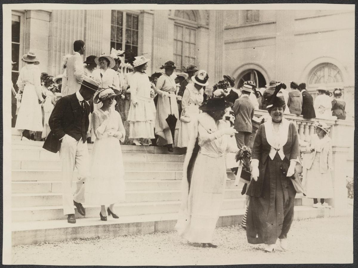 The Congressional Union for Woman Suffrage used Marble House as its headquarters. Picture of the National Woman’s Party at Mrs. Belmont’s house in Newport, R.I., 1914. Library of Congress. (Public domain)