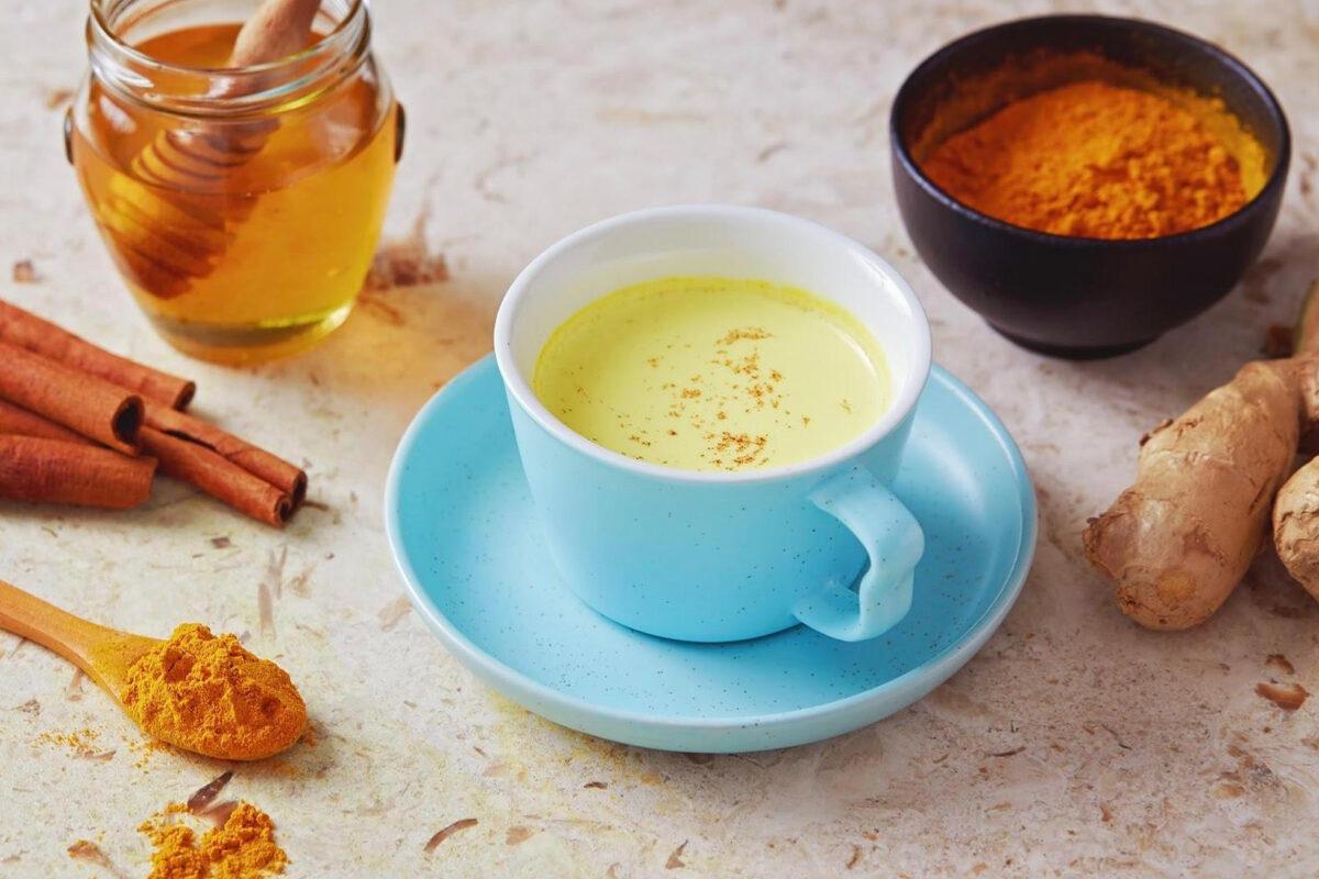 Drinking pumpkin turmeric milk in the morning can help warm the body and protect the stomach. (Shutterstock)