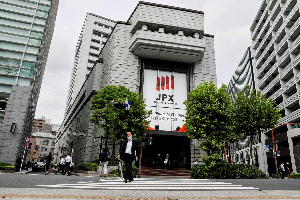 Shares Rise as Bank Support Emboldens Investors