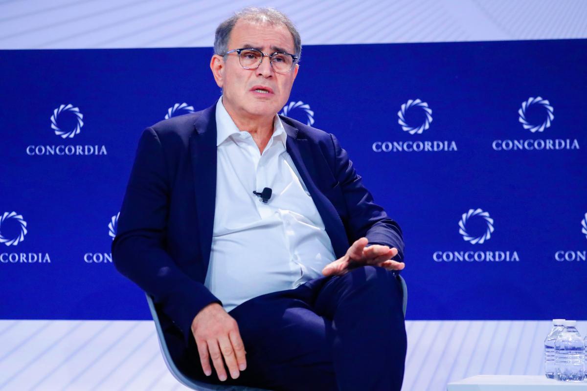 Top Economist Warns Regulators Face ‘Mission Impossible’ Amid Inflation, Recession Risks