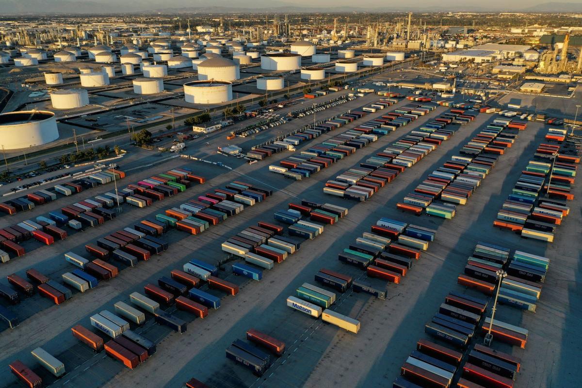 Oil Heads for Weekly Loss on Economic Uncertainty