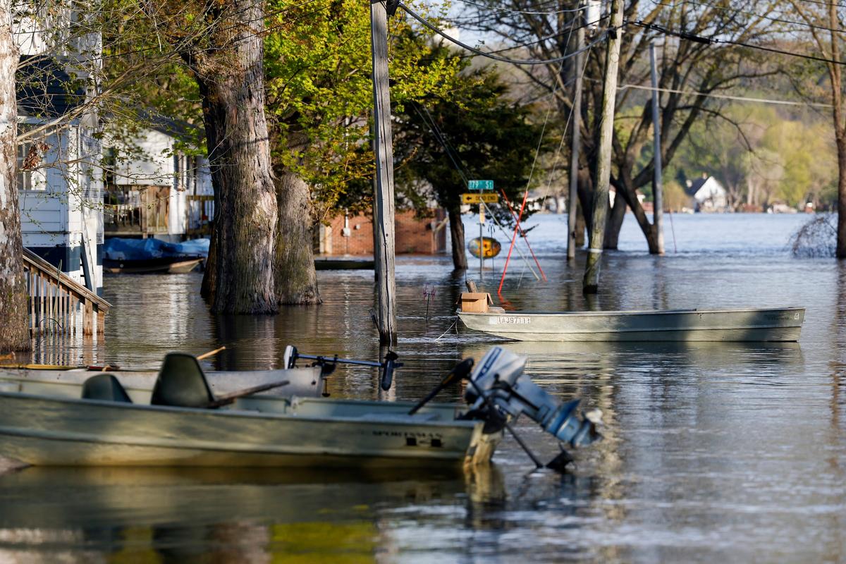 Mississippi River Crests at Davenport, Testing Barriers