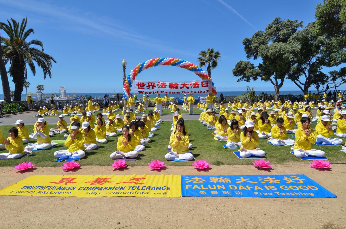 Hundreds Celebrate 31st World Falun Dafa Day at Santa Monica Beach