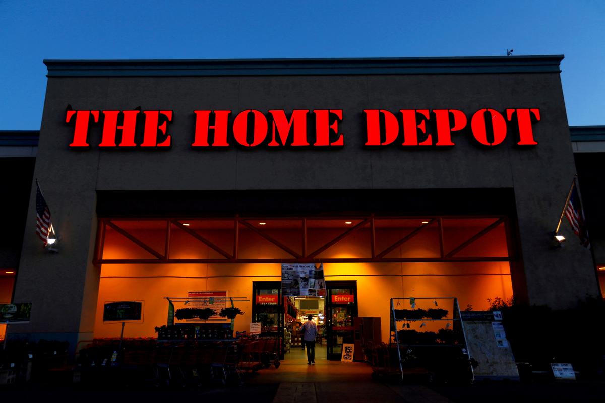 Home Depot Cuts Forecasts, Signals Weakness Ahead for Big US Retailers