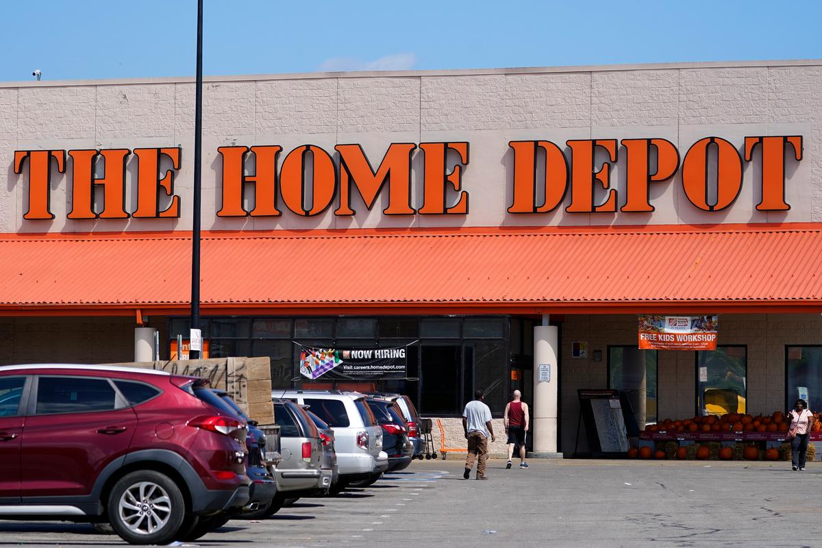 Home Depot Cuts Forecasts Amid Pullback on Home Improvements