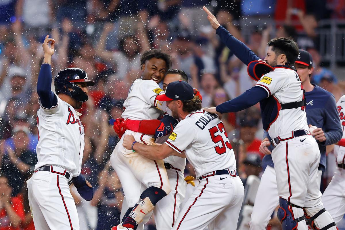 Albies Drives in Winning Run in 9th as Braves Beat Dodgers 4–3, Avoid Sweep