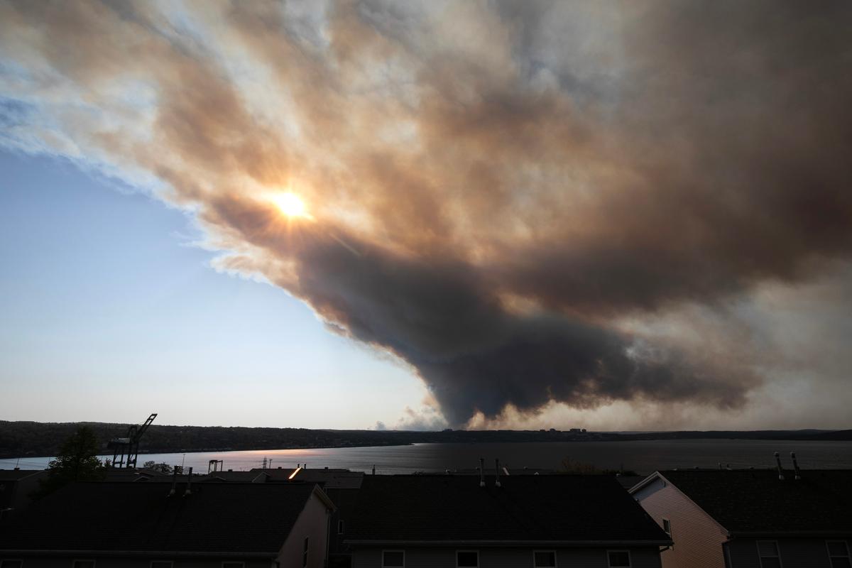 Nova Scotia Wildfire Smoke Spreads to US, Prompting Air Quality Alerts