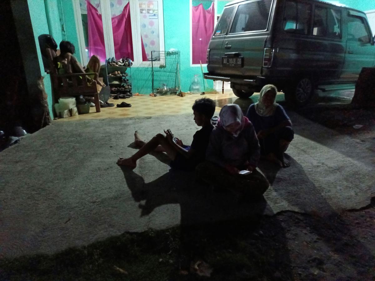 Strong Earthquake Shakes Indonesia’s Main Island, Killing 1 and Damaging Dozens of Homes