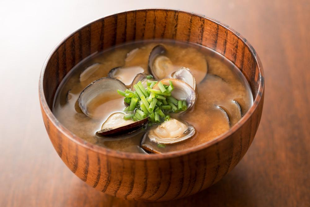 Miso is a fermented food that contains active probiotics beneficial to gut health. Therefore, when making miso soup, using high temperatures is not recommended. Instead, the temperature should be between 40 and 50 C (104 and 122 F). (K321/Shutterstock)