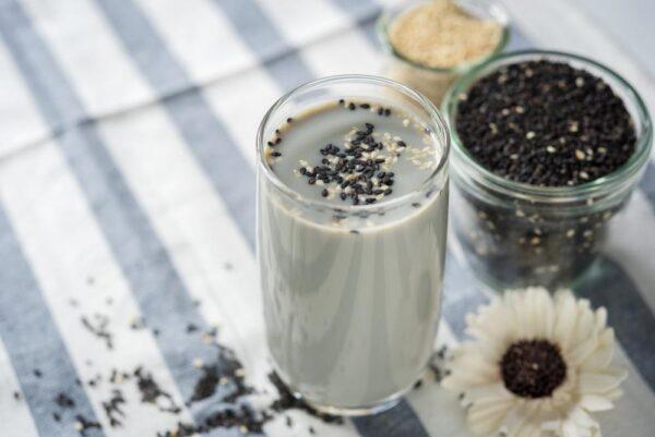 Black sesame soy milk (Here Asia/Shutterstock）