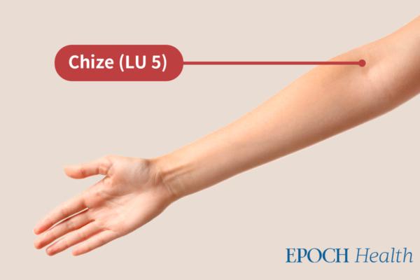 Massaging the Chize acupoint can improve shoulder and neck stiffness and headaches caused by persistent air-conditioning. (The Epoch Times)
