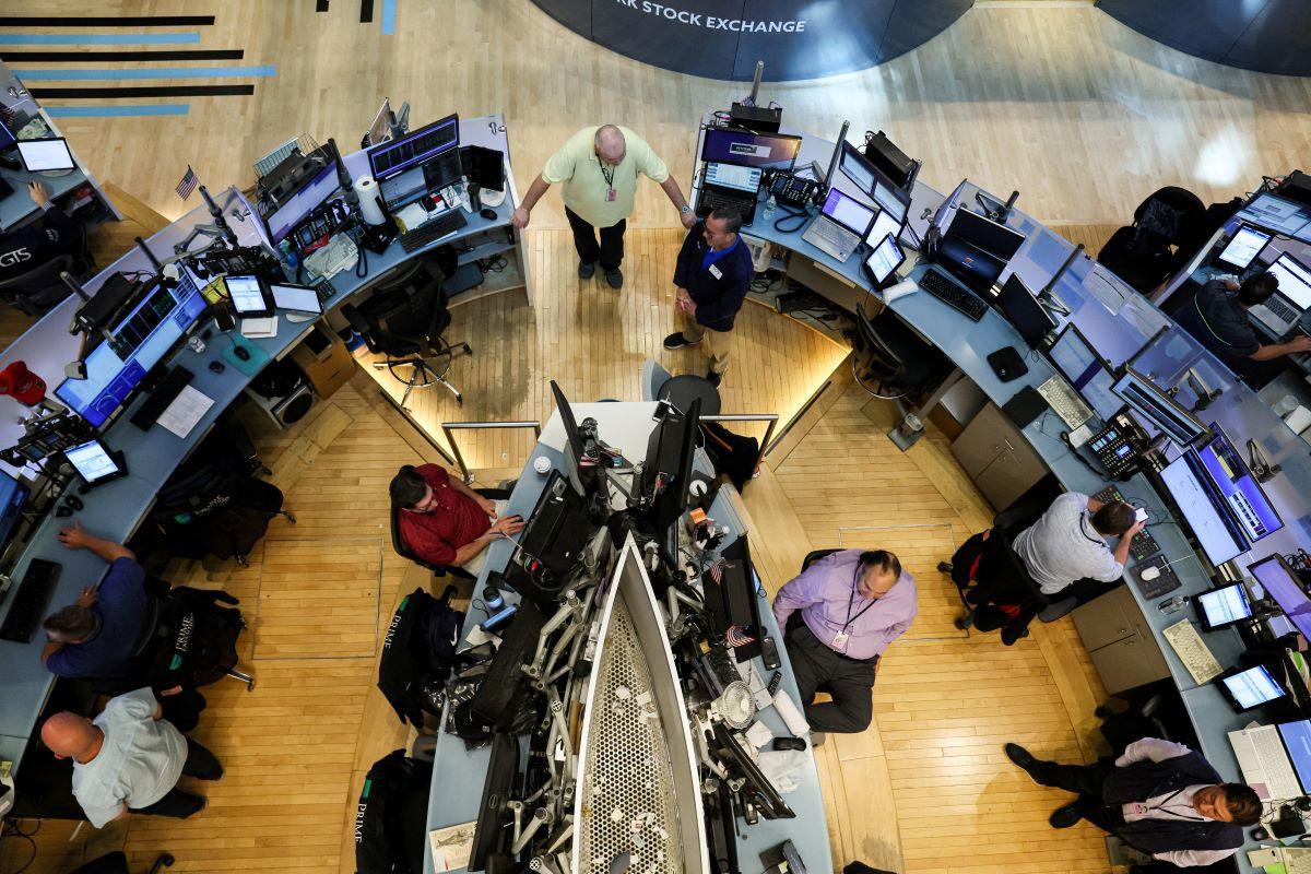 S&P 500, Nasdaq Start Week Higher as Investors Await More Results