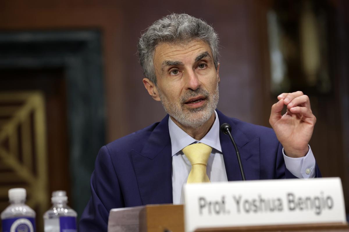 AI Expert Urgently Appeals to Governments to Make Regulatory Oversight a High Priority