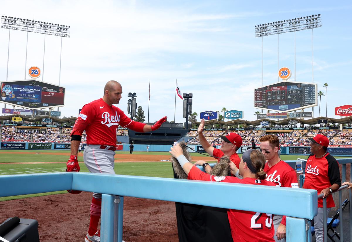 Reds Drub Dodgers 9-0 to Claim Season Series