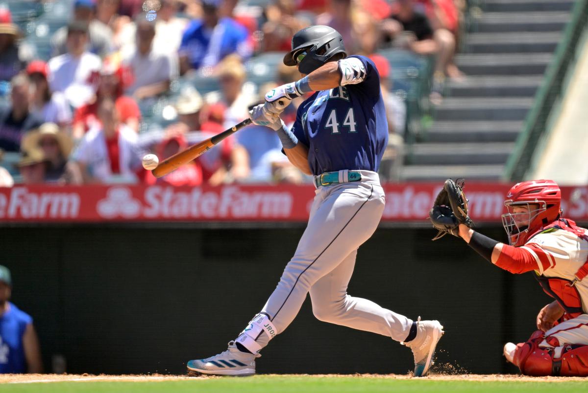 Eugenio Suarez Comes Through in 10th as Mariners Sweep Angels