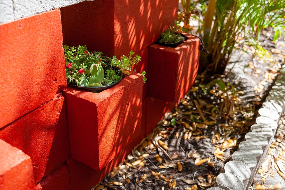 Built-in planters add architectural interest without sacrificing planting space.(cereusly/Shutterstock)
