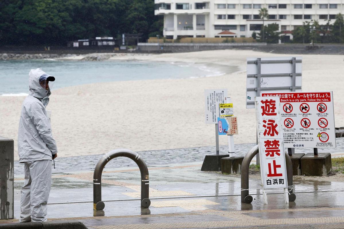 Typhoon Approaches Western Japan, Threatening to Bring Heavy Rain and High Winds During Holiday Week