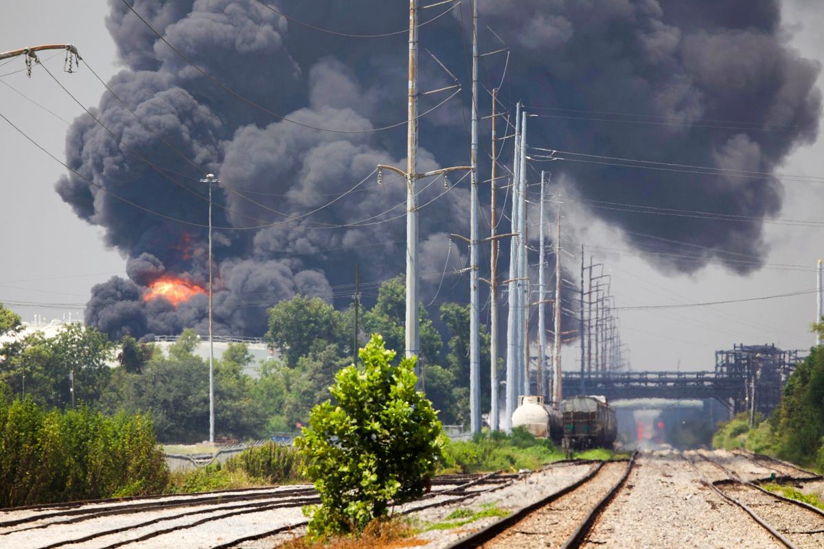 Fire at Louisiana Oil Refinery Sends Tower of Black Smoke Into the Air, but No Injuries Reported