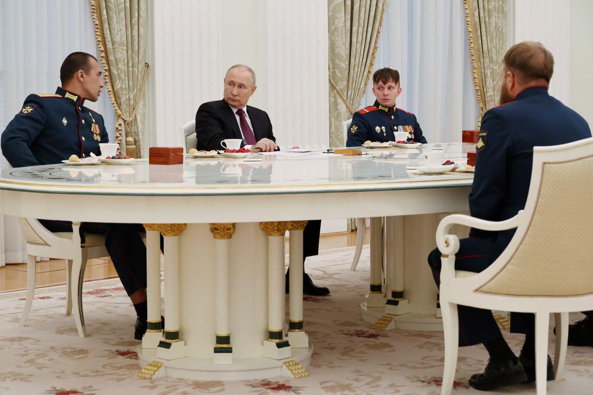 Putin Orders Wagner Fighters to Sign Oath of Allegiance After Prigozhin’s Demise