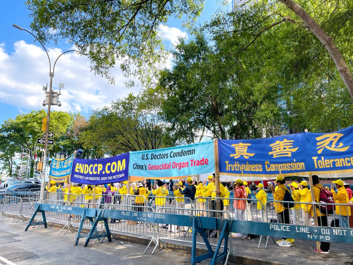 Falun Gong Adherents Stand Up for Human Rights Outside UN General Assembly