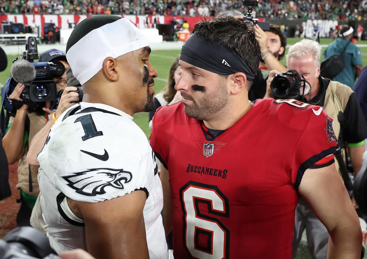 Jalen Hurts Throws for TD, Runs for Another as Eagles Thump Buccaneers 25–11 to Remain Unbeaten