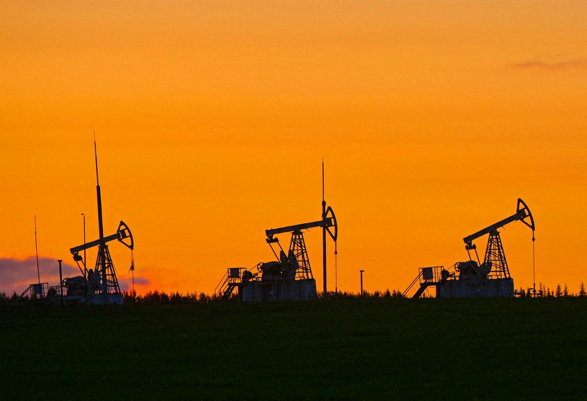 Oil Eases Slightly on Mixed Supply Cues, Geopolitical Tensions