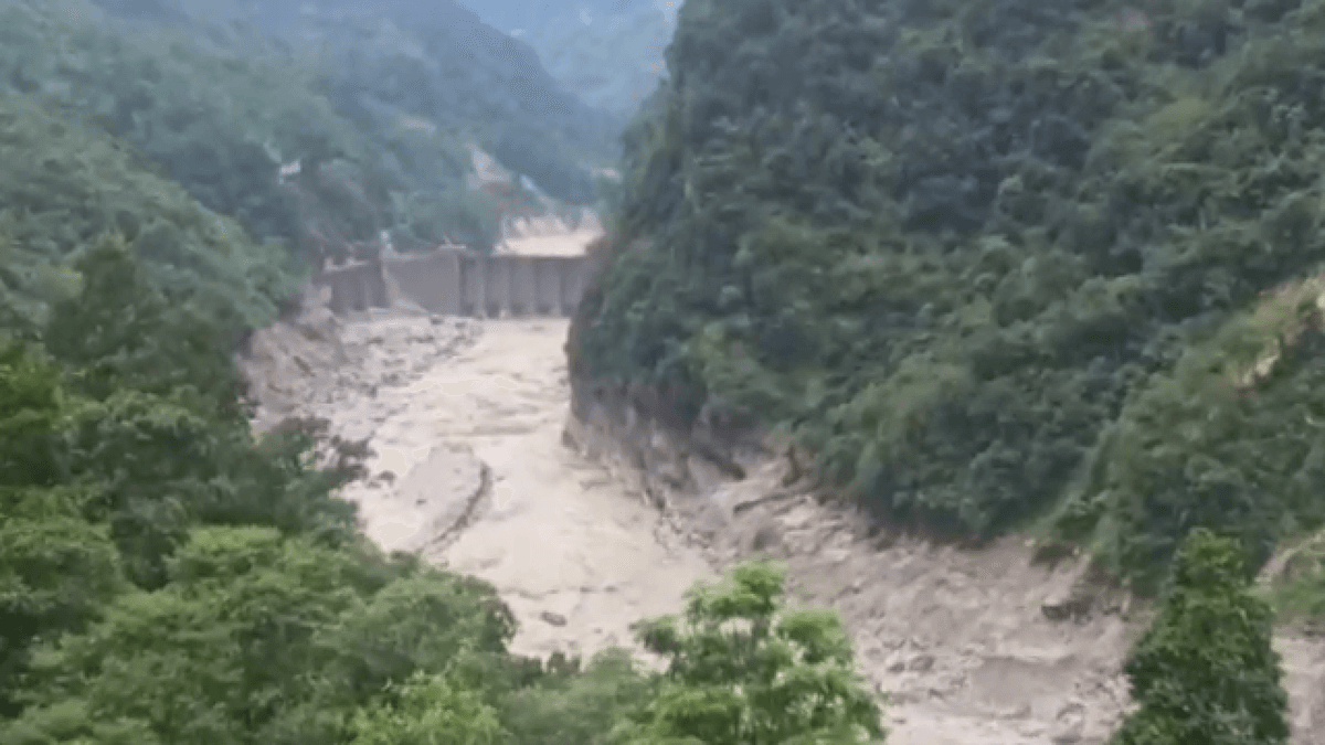 Himalayan Lake Flooding Kills 14, More Than 100 Missing in India