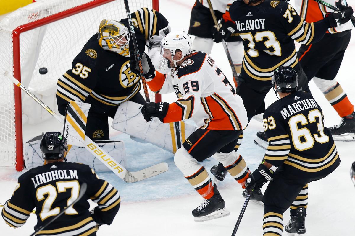 McTavish Scores in OT as Ducks Hand Bruins Their First Loss of the Season With a 4–3 Victory