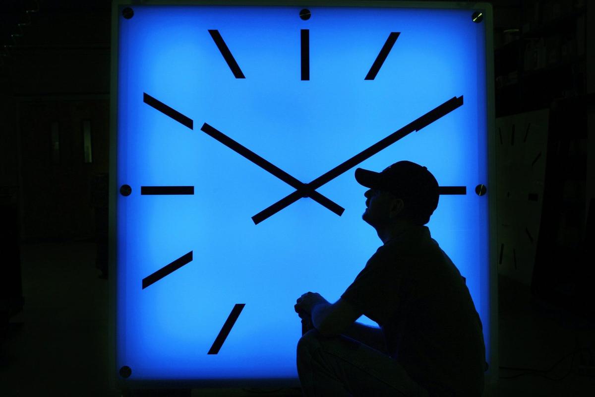 Clocks Set to ‘Fall Back’ Sunday as Daylight Time Ends for Most Canadians