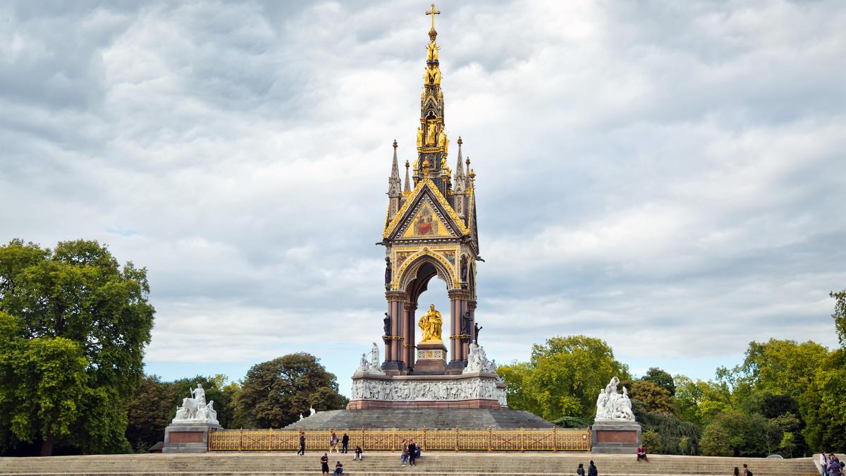 Exquisite London: Victoria, Albert, Snuff Boxes, and Afternoon Tea