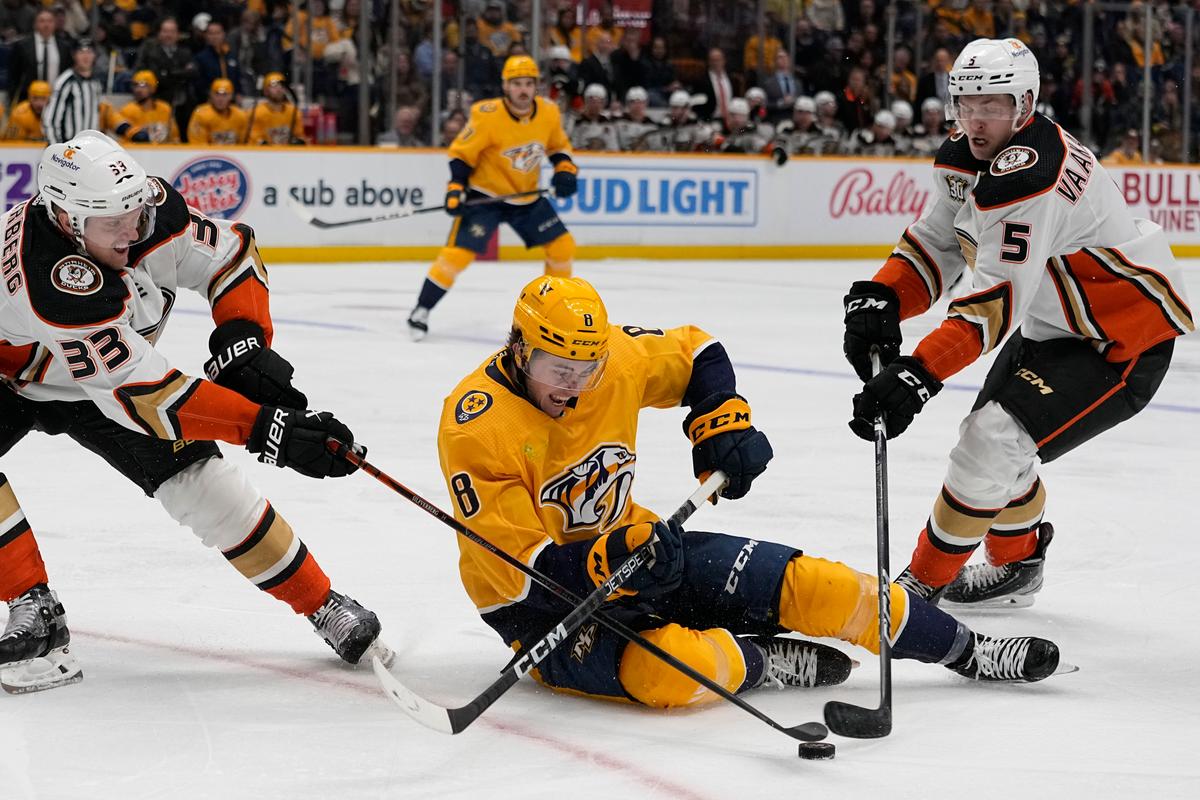 Urho Vaakanainen’s Late Goal Leads Ducks Over Slumping Predators 3–2