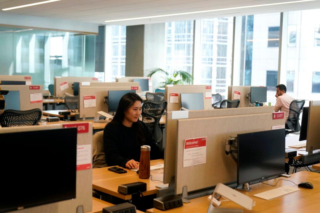 1 in 4 Midcareer White-Collar Workers See Stalled Professional Growth, Study Finds