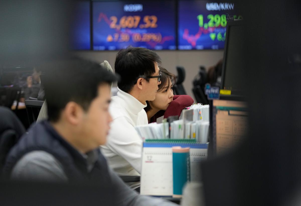 World Shares Are Mostly Lower After Rebound on Wall Street