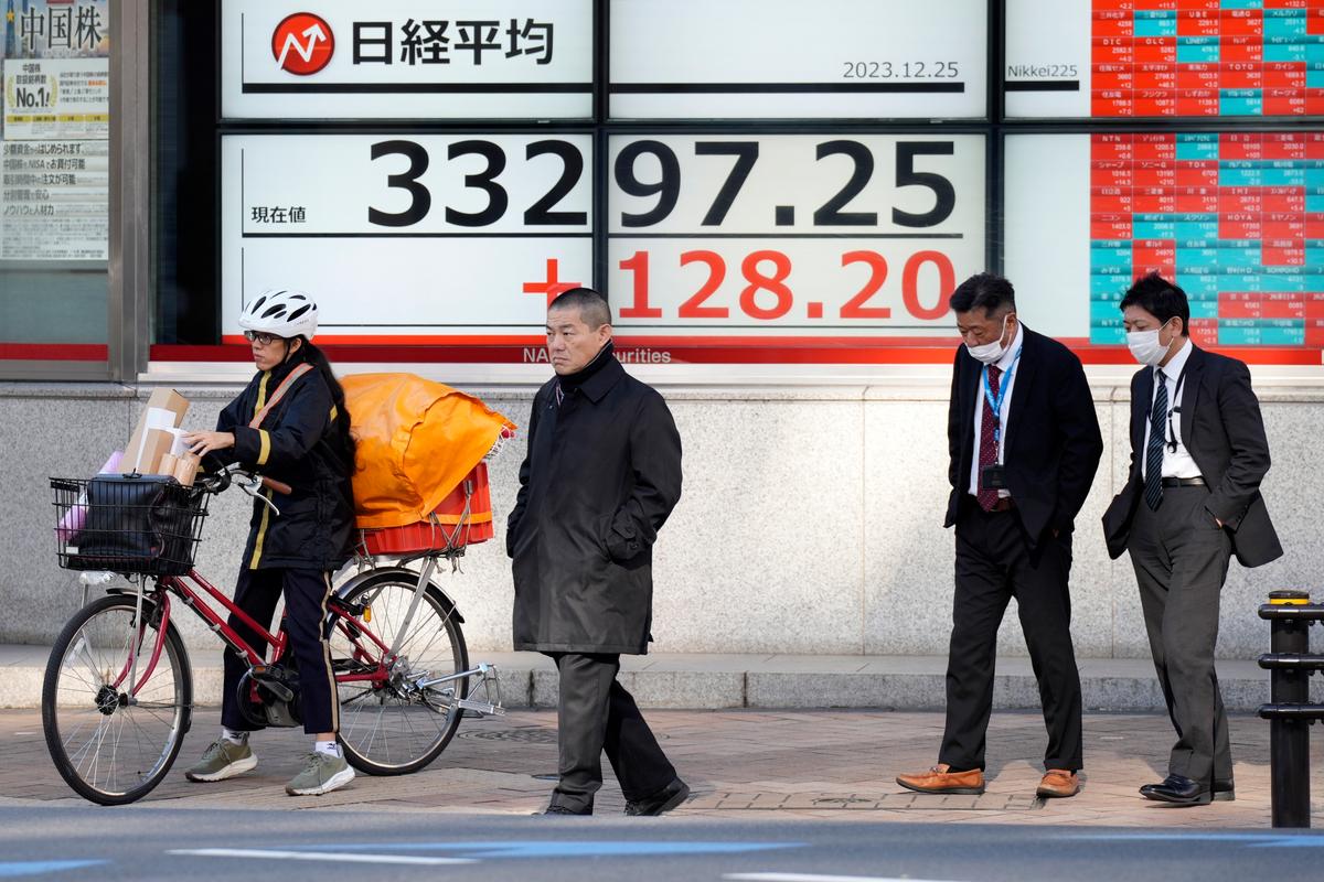 Asian Shares Gain in Quiet Holiday Trading After Wall Street’s 8th Winning Week