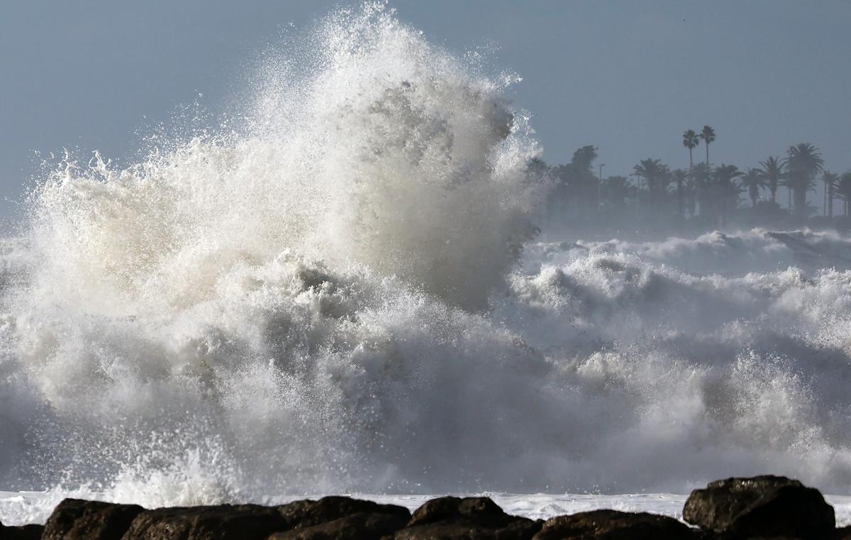 Giant Waves Hit California Coast, Cause Injuries and Flooding