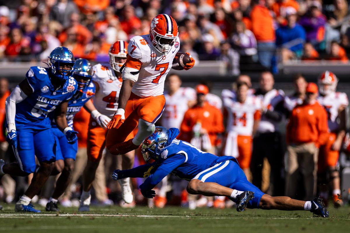 Mafah Runs for 4 TDs, Clemson Rallies to Beat Kentucky 38–35 in a Wild Gator Bowl