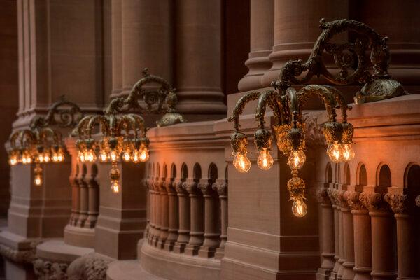 Elaborately designed balconies grace each floor. Every Corinthian capital, or head, of the balcony’s railings displays unique carvings, including eagles, the state seal, and the Medal of Honor from the Civil War. Creating an even greater theatrical effect are the numerous and lavish original cast-brass lighting fixtures. (New York State Office of General Services)