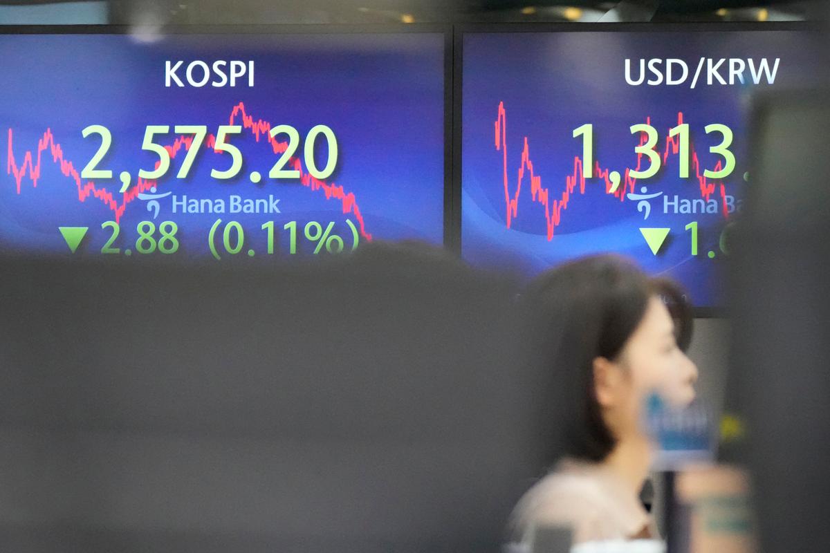 World Stocks Decline After Wall Street Logs Its Worst Week in Last 10