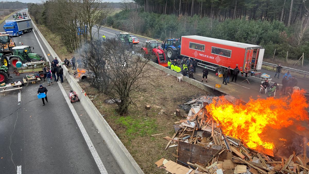European Farmers Block Dutch–Belgian Border, Occupy Roads in Greece as Protests Spread