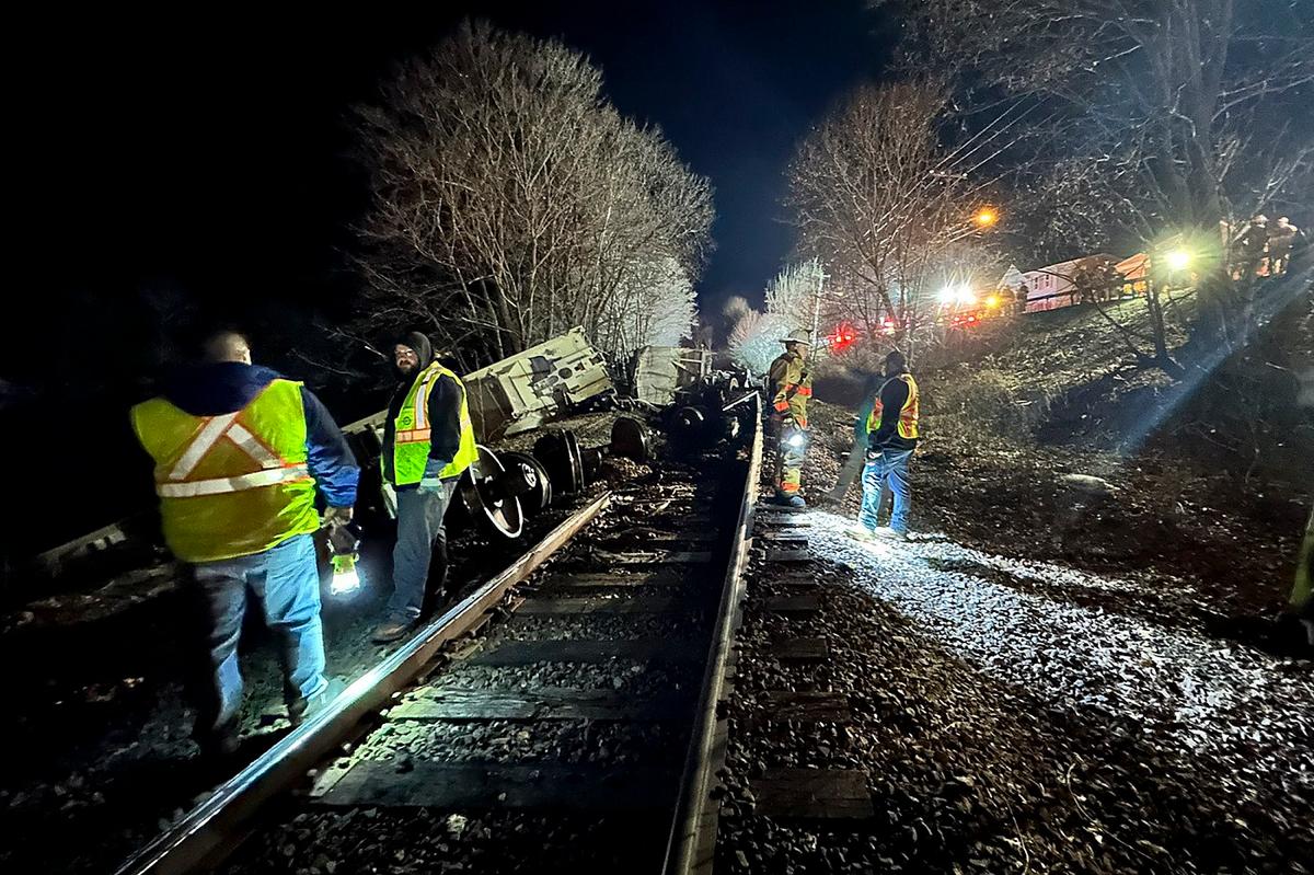10 Cars of Cargo Train Carrying Cooking Oil and Plastic Pellets Derail. Two Land in New York River