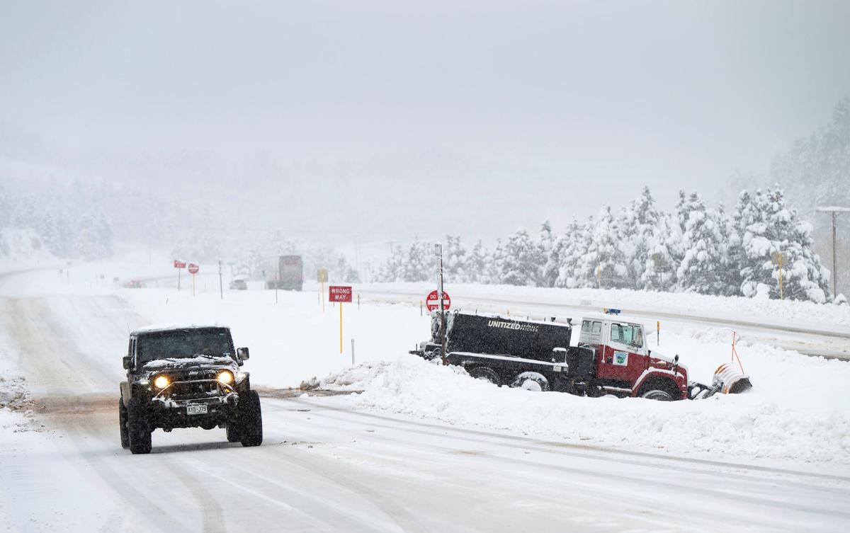 Colorado Snowstorm Closes Highways and Schools for 2nd Day