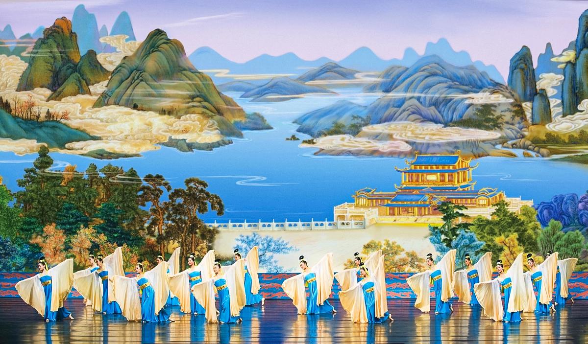 “Flowing Sleeves,” from the 2009 Shen Yun Performing Arts program. (2009 Shen Yun Performing Arts)