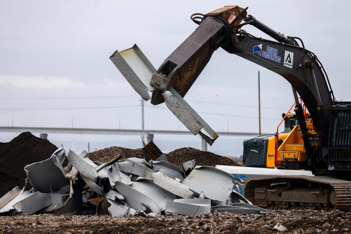 Salvage Crews Race Against the Clock to Remove Massive Chunks of Fallen Baltimore Bridge