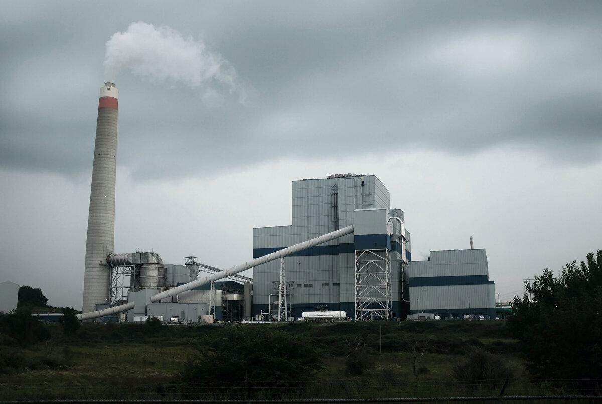 The Longview Power Plant, a coal-fired plant, stands in Maidsville, W.Va., on Aug. 21, 2018. (Spencer Platt/Getty Images)