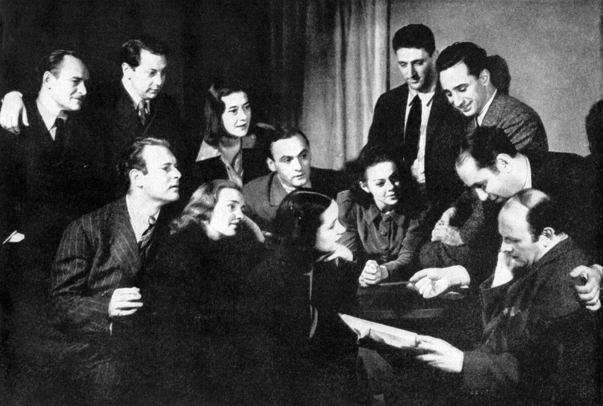 Elia Kazan (back row, R) with other members of the Group Theatre in 1938. (Public Domain)