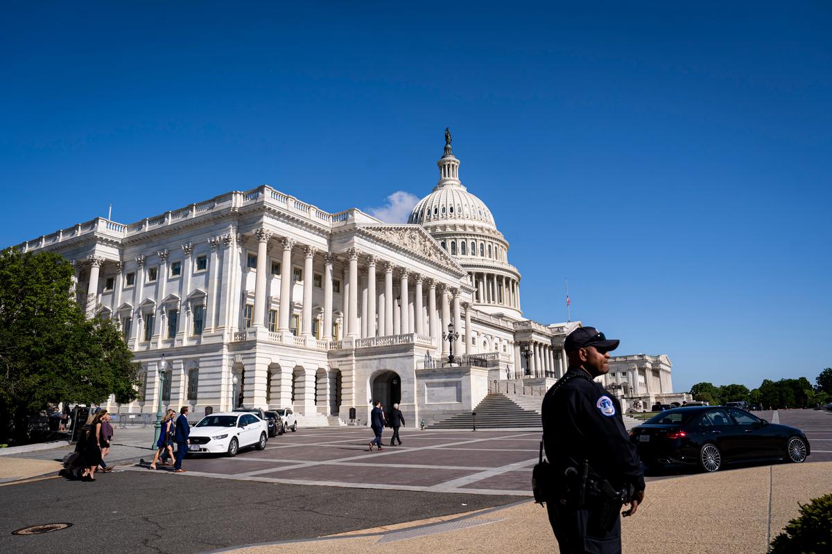 Georgia Man Arrested After Running Toward US Capitol Building With Loaded Shotgun, Police Say
