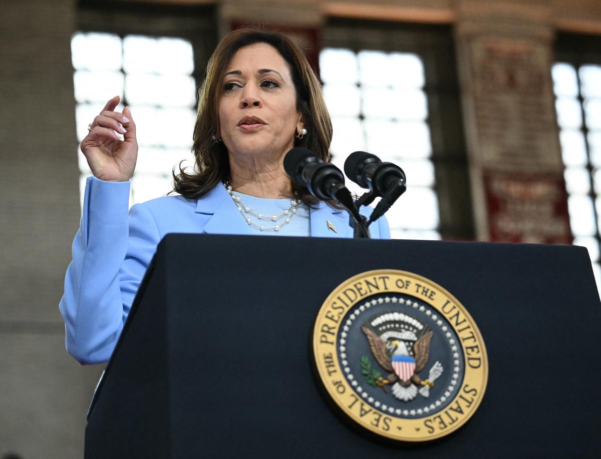 Kamala Harris in Los Angeles, Heading to San Diego Fundraiser