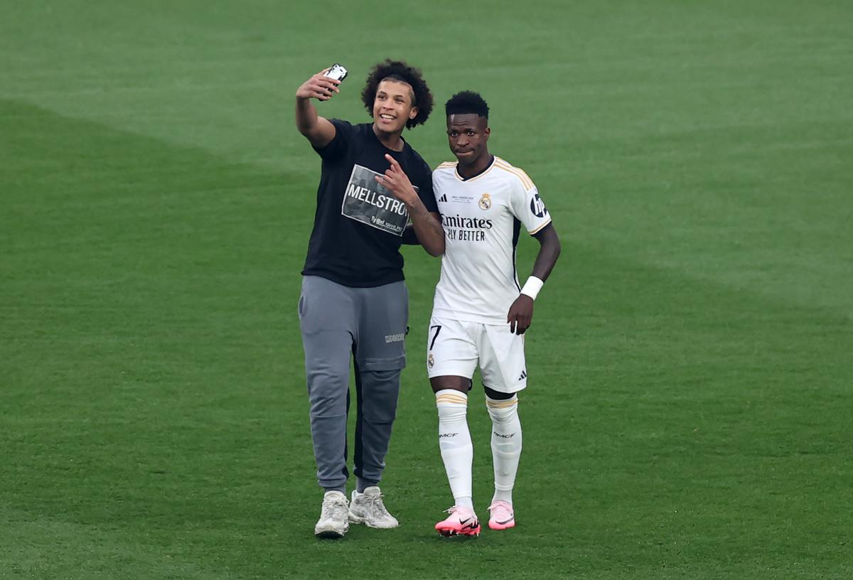 3 Accused of Invading Champions League Pitch Advertising Russian Vlogger